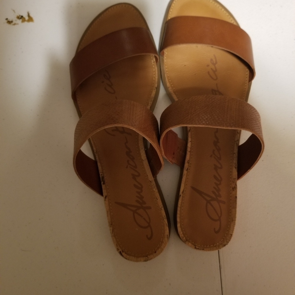 Women low heel sandals